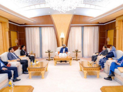 نائب رئيس مجلس القيادة الرئاسي المحرمي يلتقي رئيس هيئة التشاور والمصالحة ونوابه