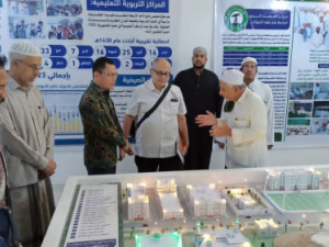 وفد القنصلية الإندونيسية بسلطنة عمان في زيارة تعريفية لجامعة الوسطية الشرعية بسيئون