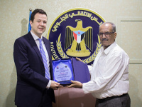 Al-Jaadi honours the director of the UN envoy's office in the capital Aden