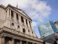 للمرة العاشرة.. بنك إنجلترا يرفع الفائدة 0.5% لترويض التضخم.